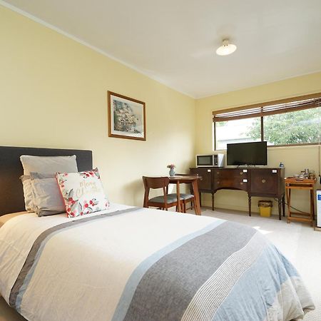 One Bedroom Unit Close To Claudeland Park Hamilton Exterior photo
