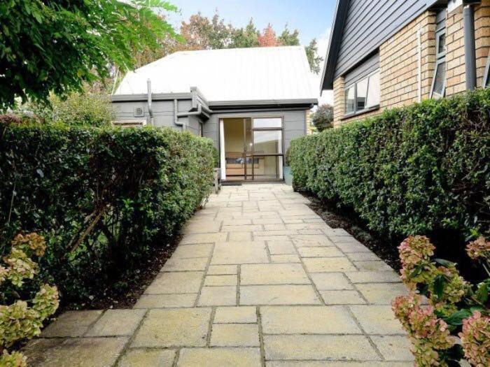 One Bedroom Unit Close To Claudeland Park Hamilton Exterior photo