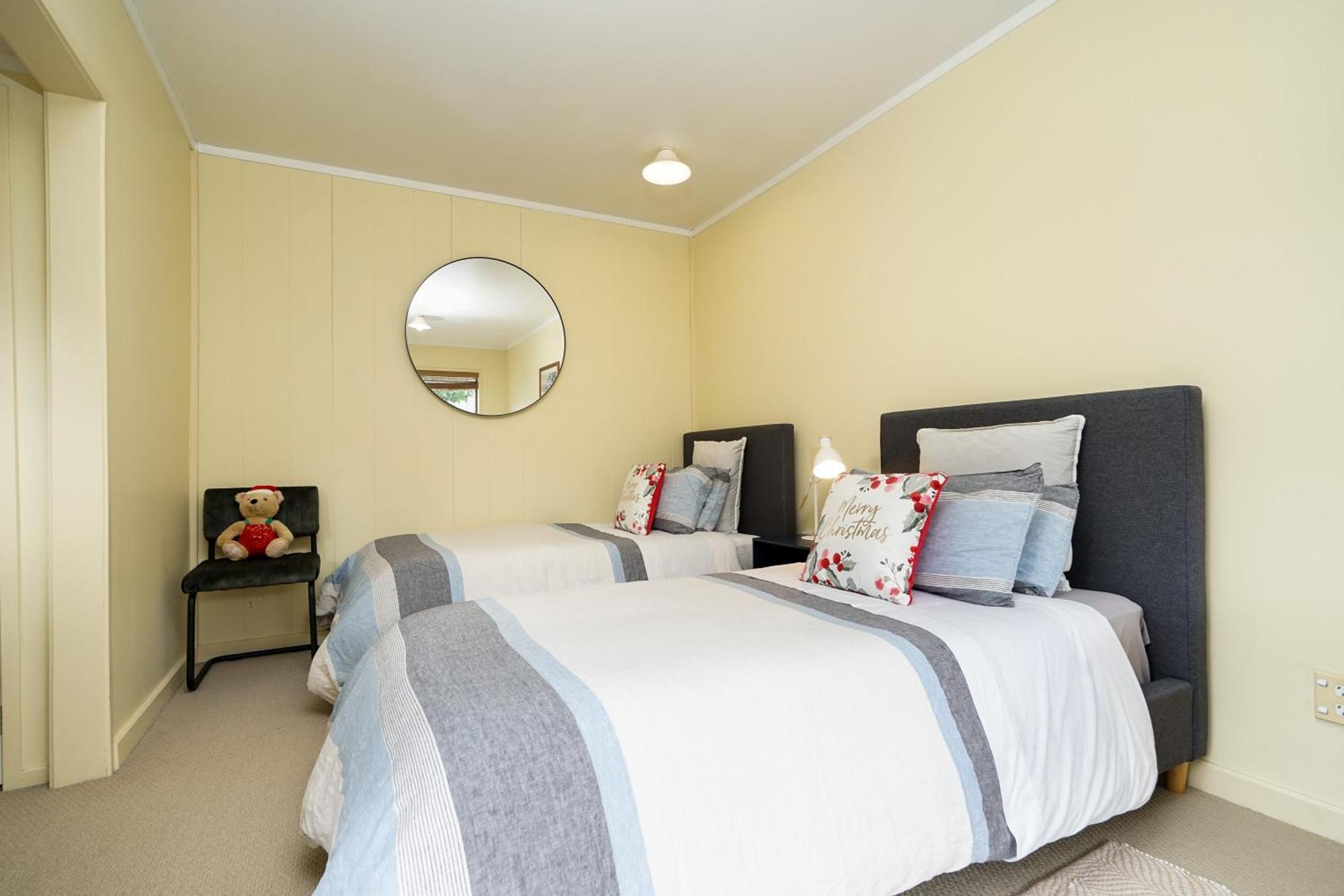 One Bedroom Unit Close To Claudeland Park Hamilton Exterior photo