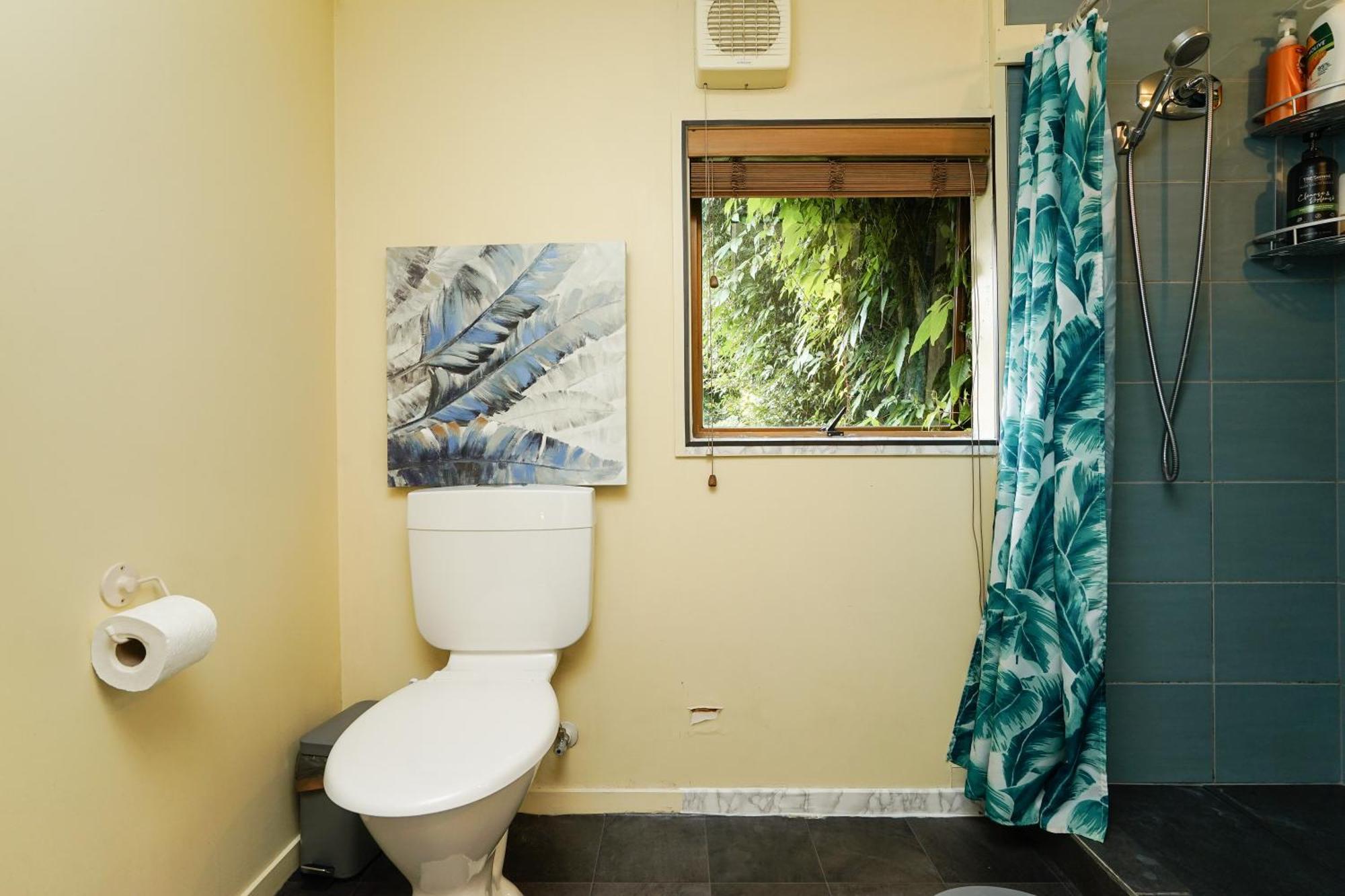 One Bedroom Unit Close To Claudeland Park Hamilton Exterior photo