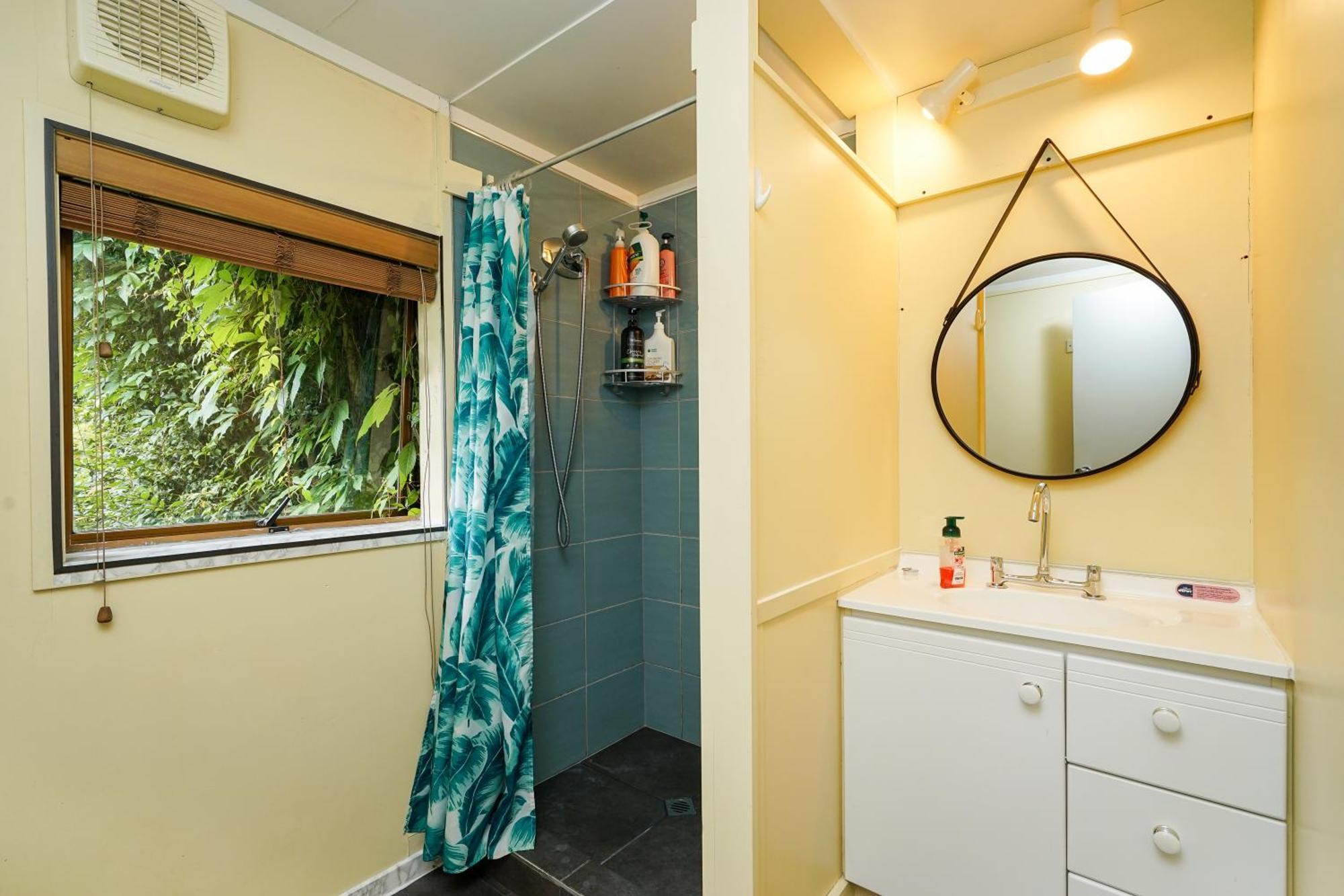 One Bedroom Unit Close To Claudeland Park Hamilton Exterior photo