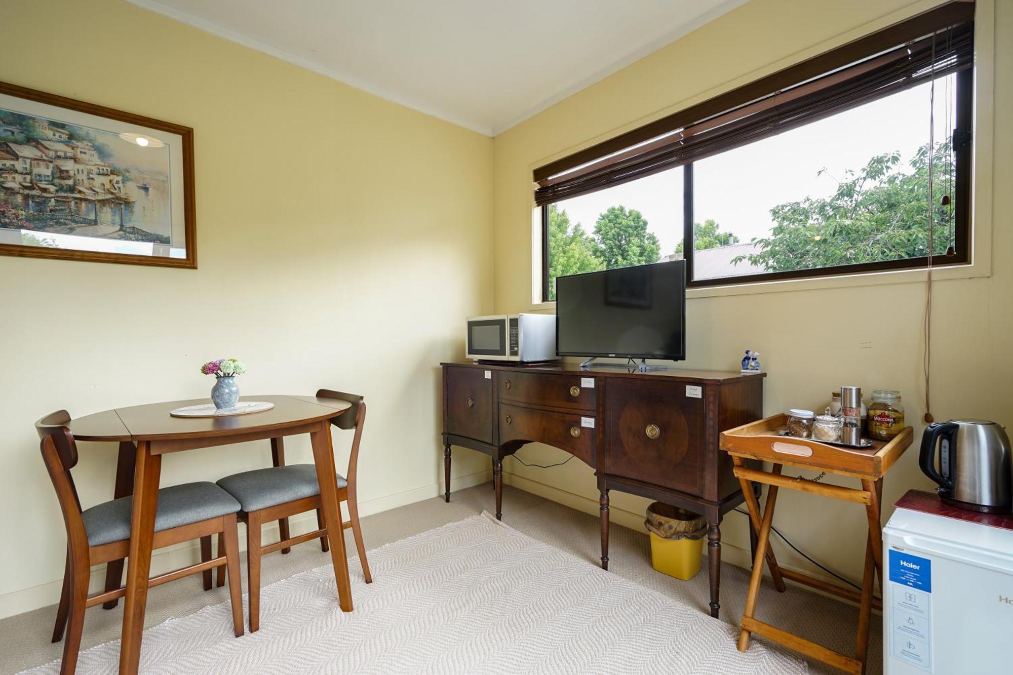 One Bedroom Unit Close To Claudeland Park Hamilton Exterior photo