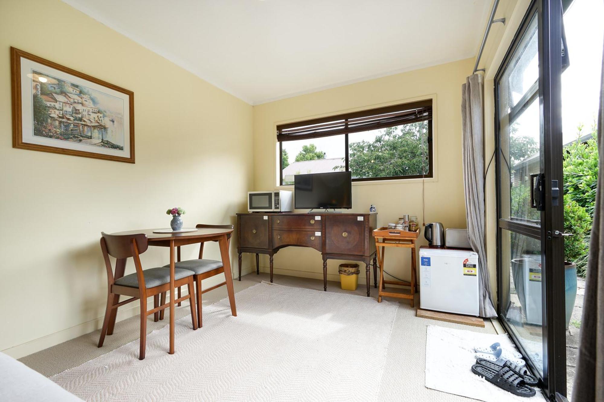 One Bedroom Unit Close To Claudeland Park Hamilton Exterior photo
